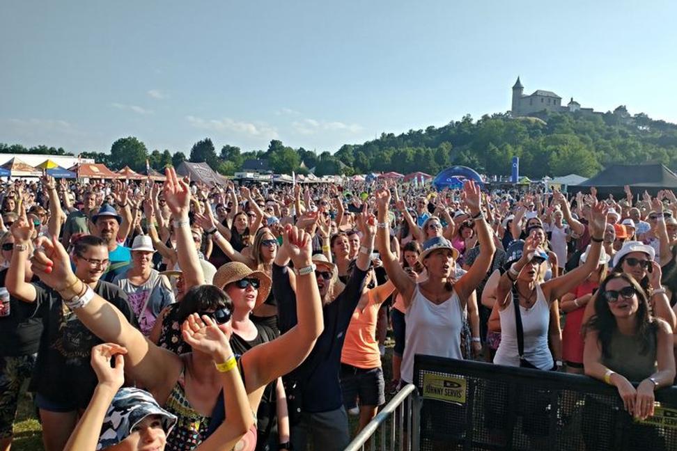 Pod Kunětickou horou se sešlo několik tisíc fanoušků hudby na festivalu