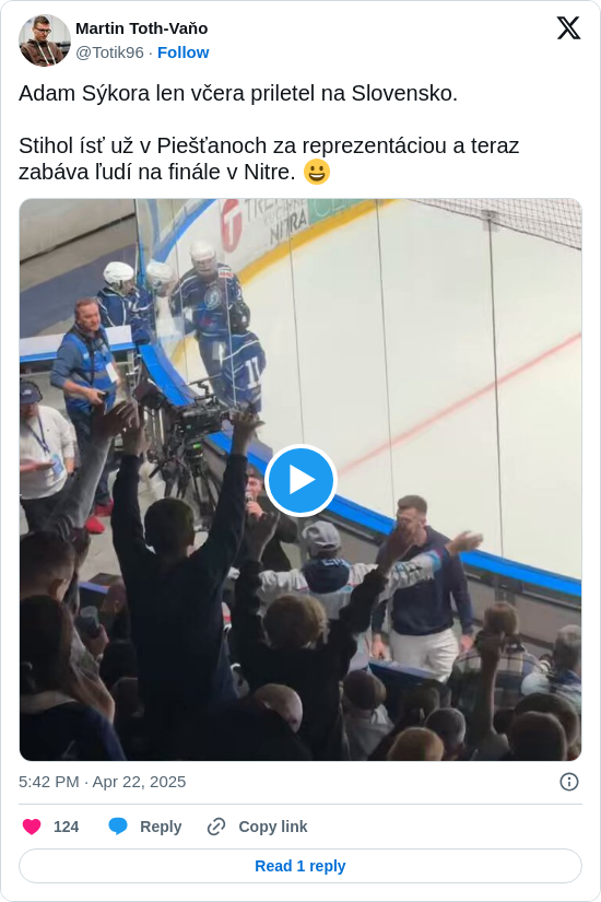 Martin Toth-Vaňo: Adam Sýkora len včera priletel na Slovensko.

Stihol ísť už v Piešťanoch za reprezentáciou a teraz zabáva ľudí na finále v Nitre. 😀 https://t.co/n5qQcJRfZE