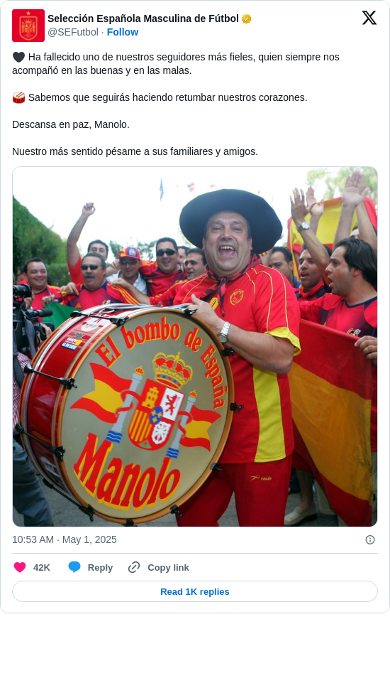 Selección Española Masculina de Fútbol: 🖤 Ha fallecido uno de nuestros seguidores más fieles, quien siempre nos acompañó en las buenas y en las malas. 

🥁 Sabemos que seguirás haciendo retumbar nuestros corazones. 

Descansa en paz, Manolo. 

Nuestro más sentido pésame a sus familiares y amigos. https://t.co/ApPOeQewlP
