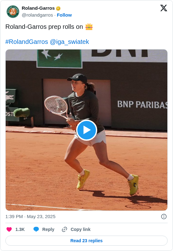 Roland-Garros: Roland-Garros prep rolls on 👑 

#RolandGarros @iga_swiatek https://t.co/mslj7Lcage