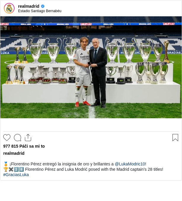 

🏅 ¡Florentino Pérez entregó la insignia de oro y brillantes a @LukaModric10!
🏆✖️2️⃣8️⃣ Florentino Pérez and Luka Modrić posed with the Madrid captain’s 28 titles!
#GraciasLuka