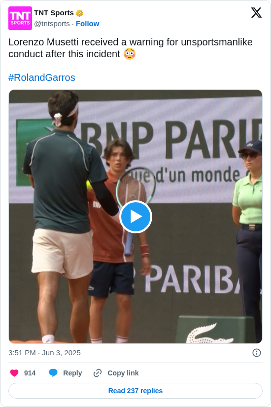 TNT Sports: Lorenzo Musetti received a warning for unsportsmanlike conduct after this incident 😳 

#RolandGarros https://t.co/ted26XaBUv
