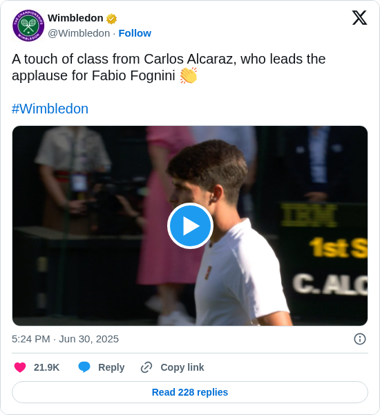 Wimbledon: A touch of class from Carlos Alcaraz, who leads the applause for Fabio Fognini 👏

#Wimbledon https://t.co/ZiRn7ya2aJ