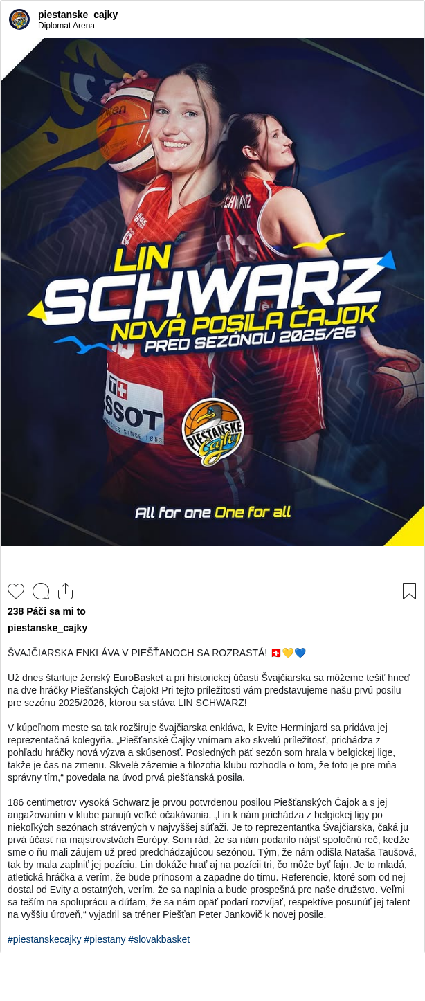

ŠVAJČIARSKA ENKLÁVA V PIEŠŤANOCH SA ROZRASTÁ! 🇨🇭💛💙

Už dnes štartuje ženský EuroBasket a pri historickej účasti Švajčiarska sa môžeme tešiť hneď na dve hráčky Piešťanských Čajok! Pri tejto príležitosti vám predstavujeme našu prvú posilu pre sezónu 2025/2026, ktorou sa stáva LIN SCHWARZ!

V kúpeľnom meste sa tak rozširuje švajčiarska enkláva, k Evite Herminjard sa pridáva jej reprezentačná kolegyňa. „Piešťanské Čajky vnímam ako skvelú príležitosť, prichádza z pohľadu hráčky nová výzva a skúsenosť. Posledných päť sezón som hrala v belgickej lige, takže je čas na zmenu. Skvelé zázemie a filozofia klubu rozhodla o tom, že toto je pre mňa správny tím,“ povedala na úvod prvá piešťanská posila.

186 centimetrov vysoká Schwarz je prvou potvrdenou posilou Piešťanských Čajok a s jej angažovaním v klube panujú veľké očakávania. „Lin k nám prichádza z belgickej ligy po niekoľkých sezónach strávených v najvyššej súťaži. Je to reprezentantka Švajčiarska, čaká ju prvá účasť na majstrovstvách Európy. Som rád, že sa nám podarilo nájsť spoločnú reč, keďže sme o ňu mali záujem už pred predchádzajúcou sezónou. Tým, že nám odišla Nataša Taušová, tak by mala zaplniť jej pozíciu. Lin dokáže hrať aj na pozícii tri, čo môže byť fajn. Je to mladá, atletická hráčka a verím, že bude prínosom a zapadne do tímu. Referencie, ktoré som od nej dostal od Evity a ostatných, verím, že sa naplnia a bude prospešná pre naše družstvo. Veľmi sa teším na spoluprácu a dúfam, že sa nám opäť podarí rozvíjať, respektíve posunúť jej talent na vyššiu úroveň,“ vyjadril sa tréner Piešťan Peter Jankovič k novej posile.

#piestanskecajky #piestany #slovakbasket