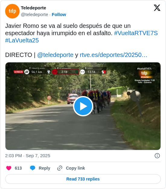 Teledeporte: Javier Romo se va al suelo después de que un espectador haya irrumpido en el asfalto. #VueltaRTVE7S #LaVuelta25 

DIRECTO | @teledeporte y https://t.co/Kkr9FojoaI https://t.co/LOZvmqUsjB