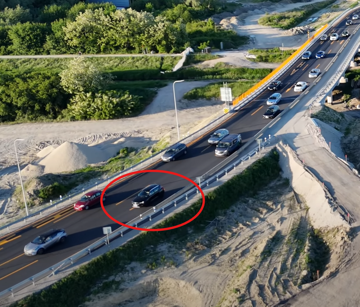 Drivers struggle with narrow lanes on D1 highway into Bratislava. Which way to go?
