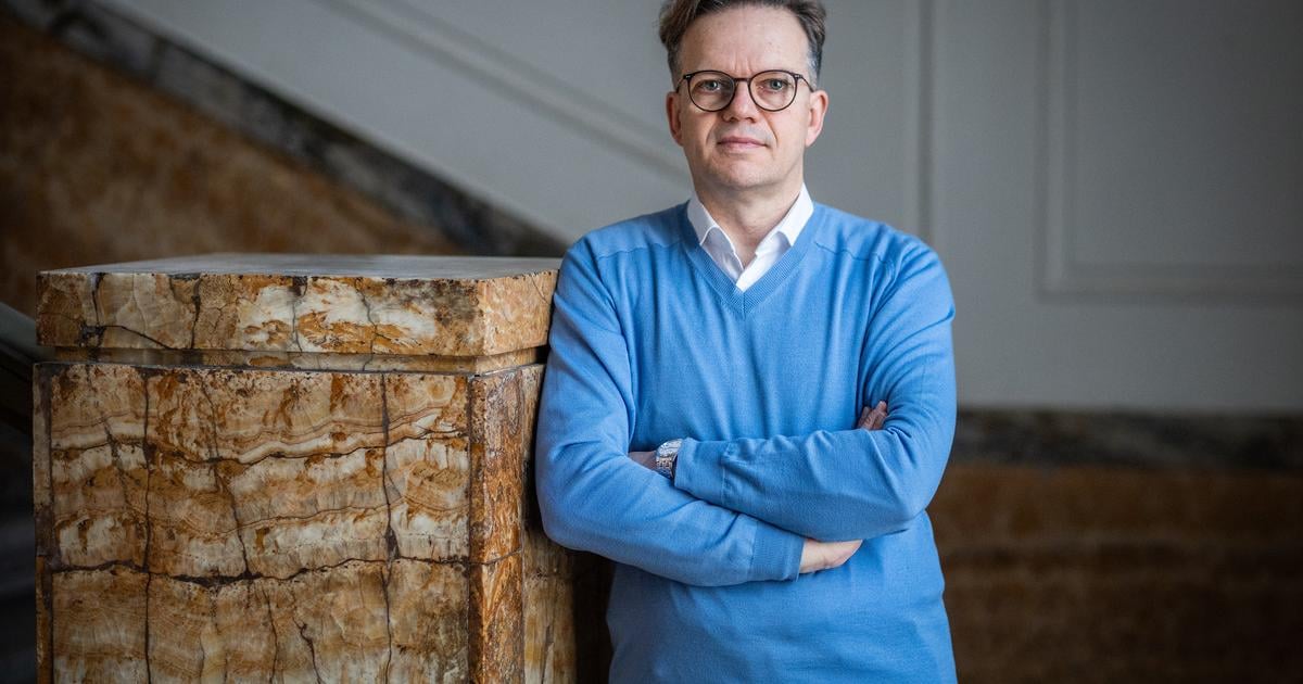 ‘If we rely on AI, we’ll become less smart’, linguistics professor warns