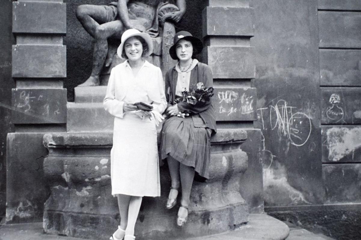 Bare legs - the new trend of the 20th century