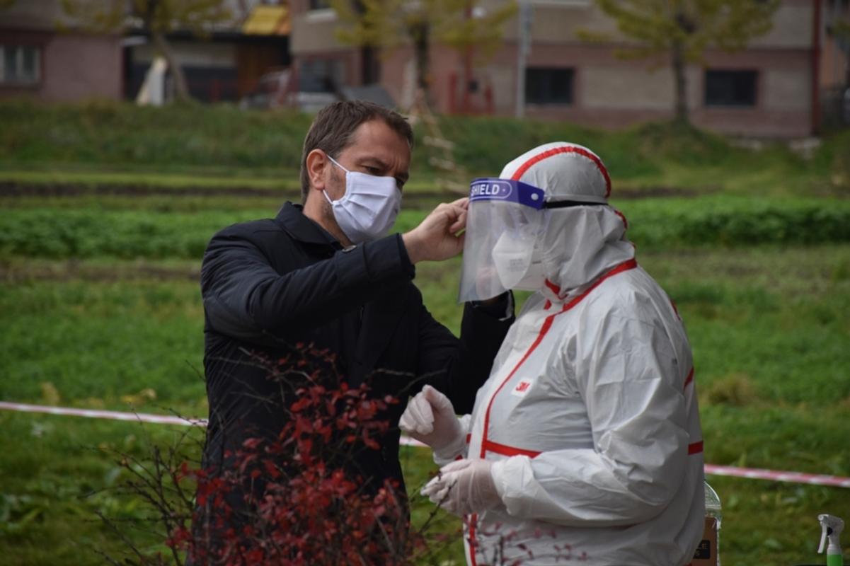 The Matovič government still needs to find more doctors, nurses, or others who can take the samplings.