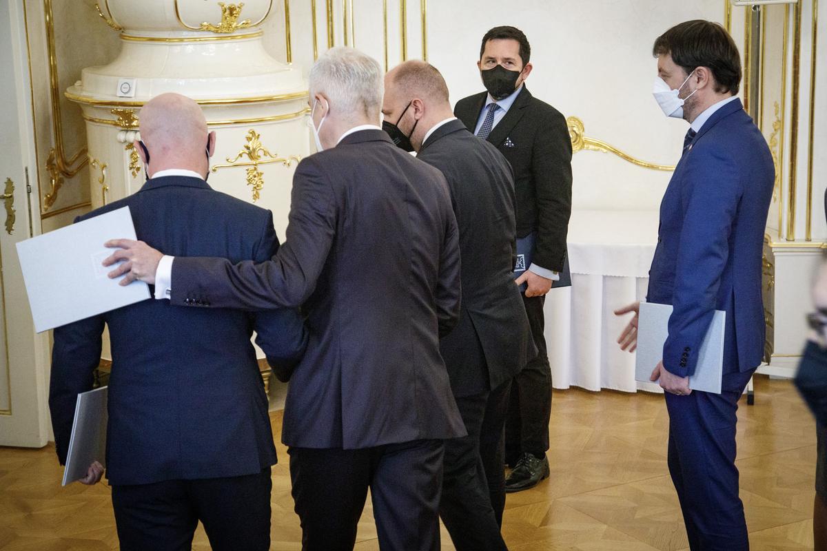 SaS ministers leaving presidential palace after resignation.