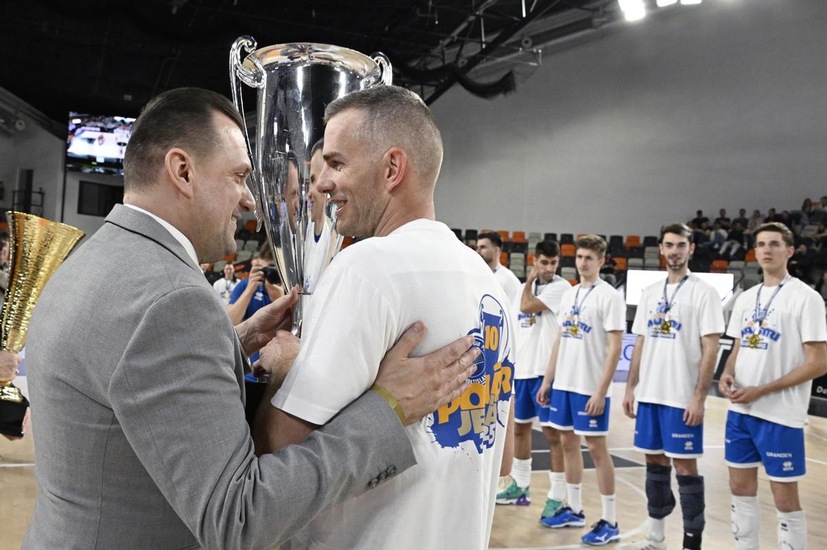 Kapitán VKP Juraj Zaťko (vpravo) si pohár pre majstra prevzal z rúk prezidenta SVF Mareka Rojka.