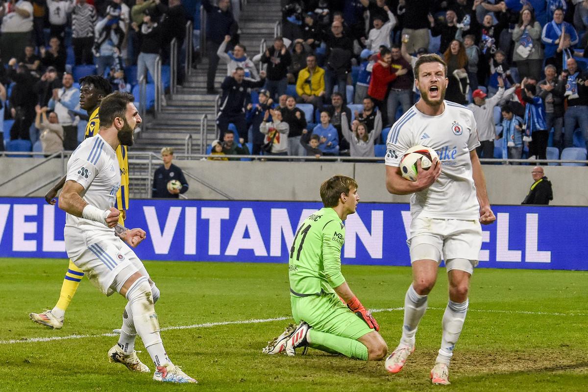 Snímka z posledného zápasu Dunajskej Stredy so Slovanom, keď Tigran Barseghjan (vľavo) vyrovnal na konečných 2:2.