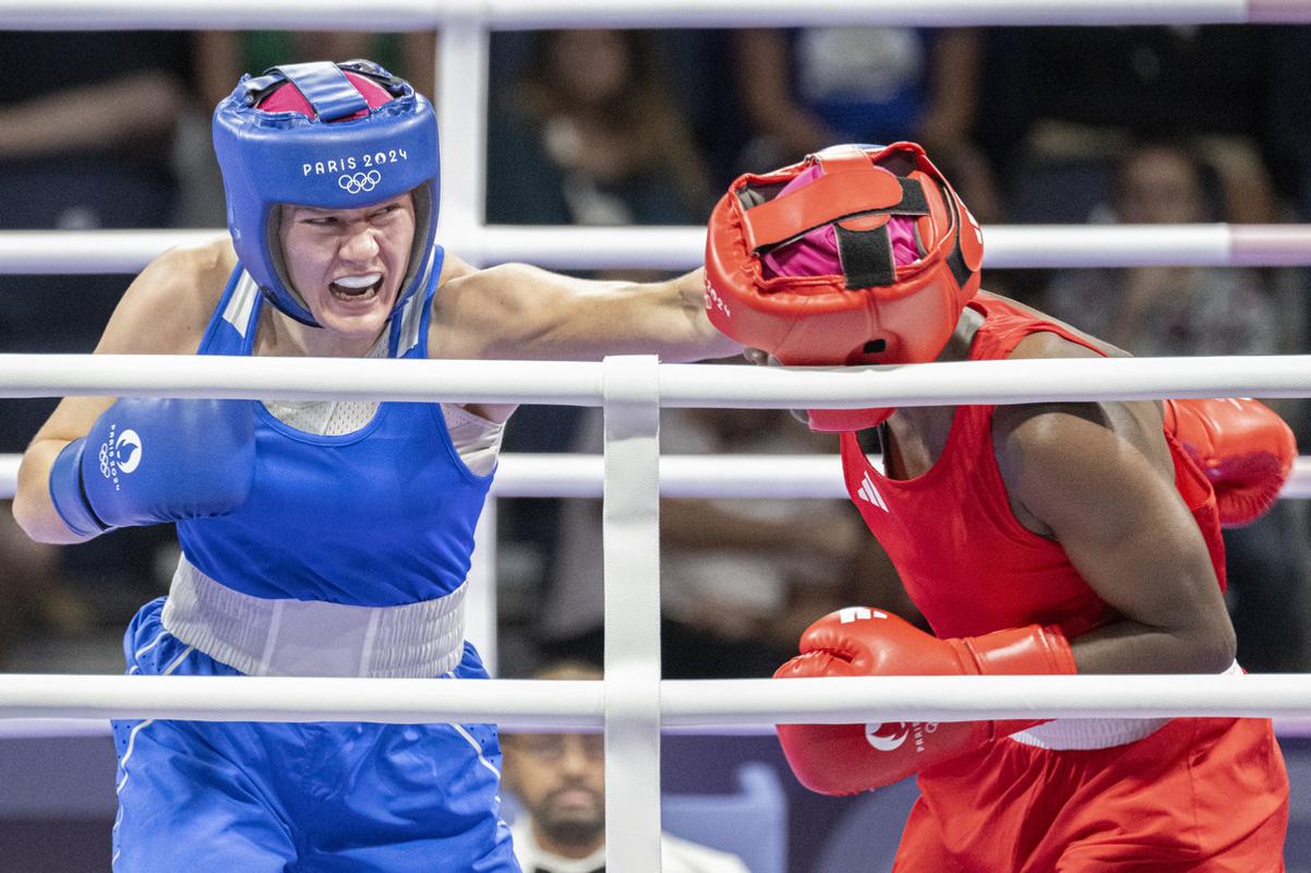 Jessica Triebeľová (vľavo) a Alcinde Lucas dos Santosová z Mozambiku na OH 2024 v Paríži.