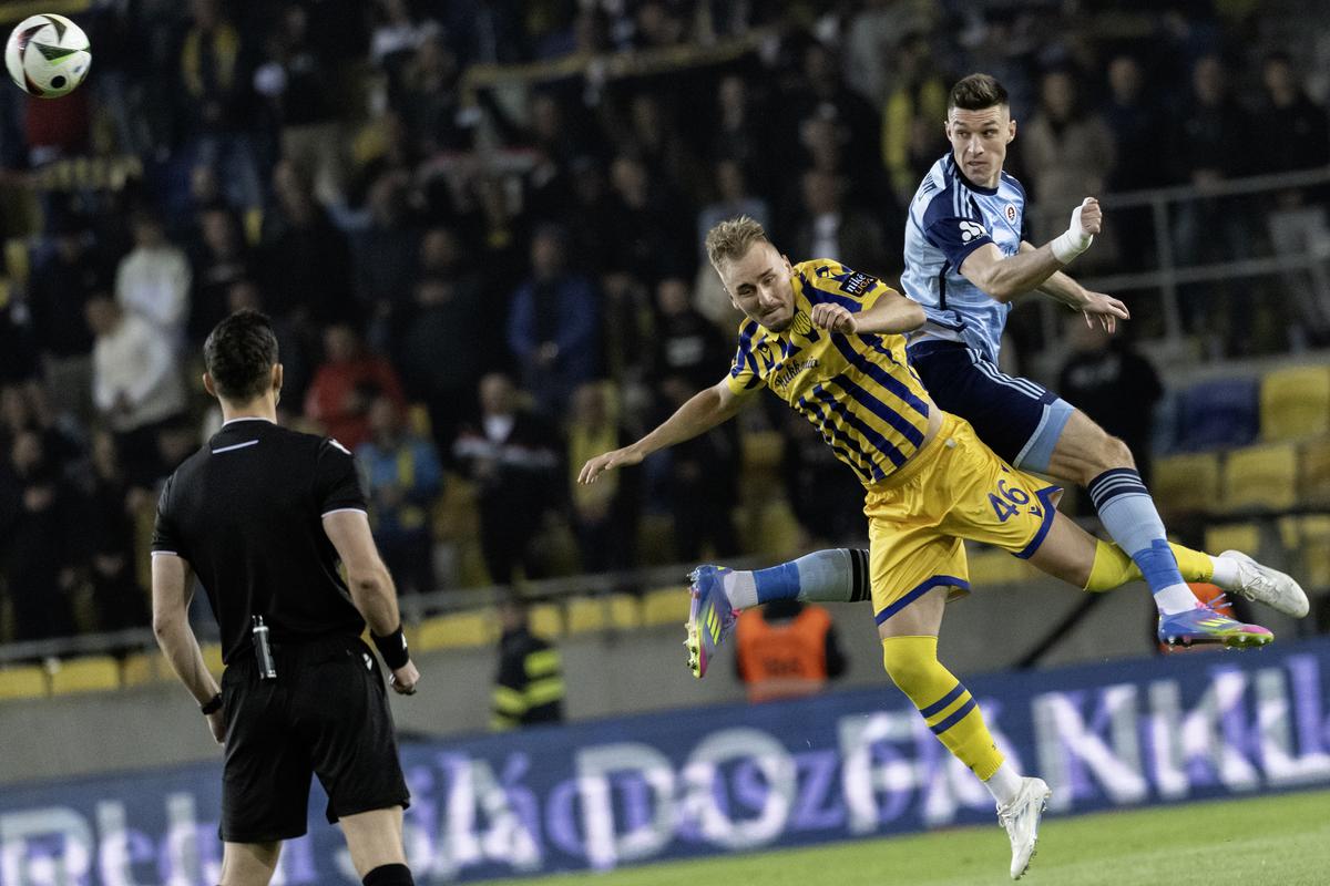 Danylo Ignatenko (Slovan) a Matej Trusa (DAC) počas 7. kola nadstavbovej časti futbalovej Niké ligy skupiny o titul.