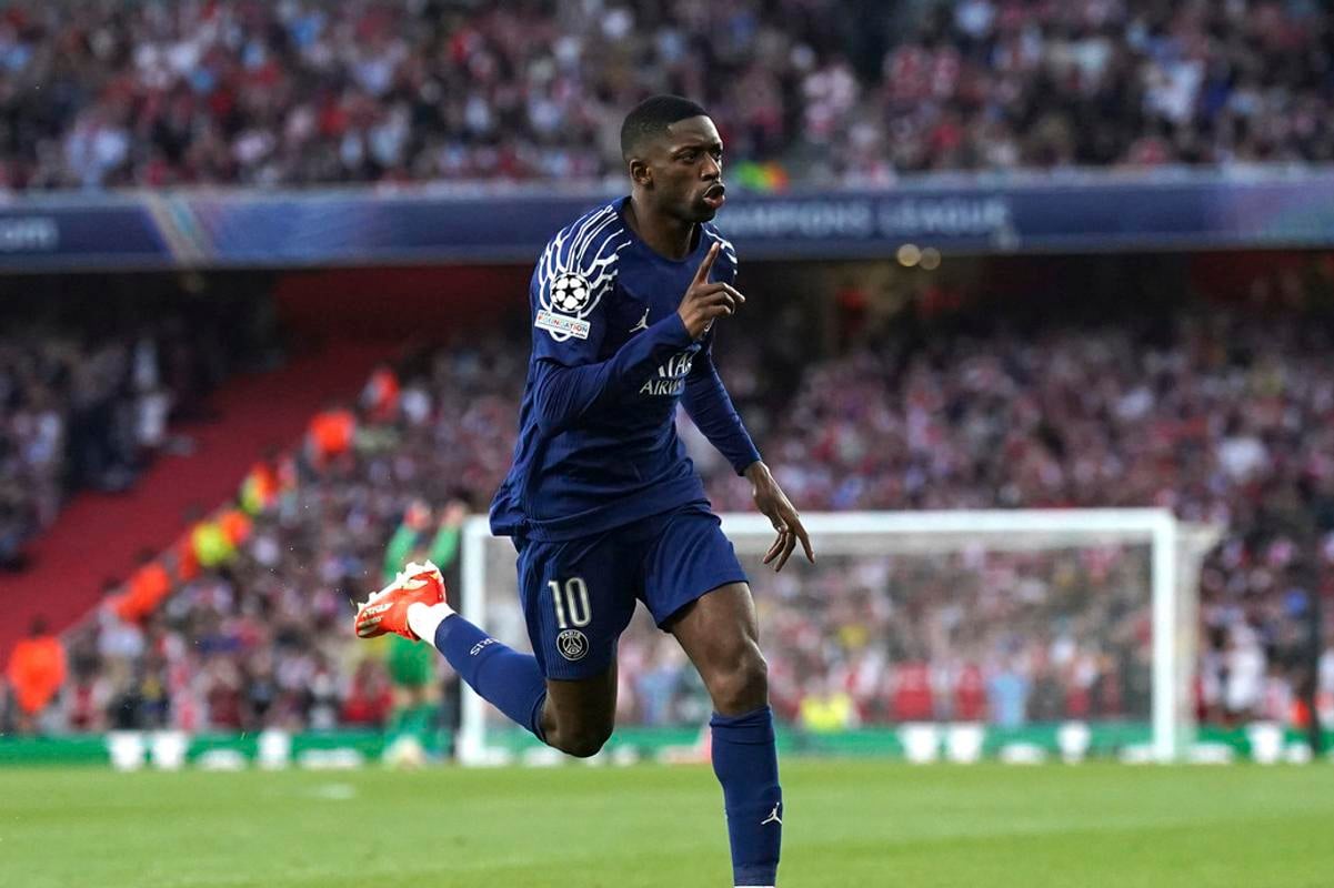 Ousmane Dembele sa teší z gólu do siete Arsenalu.