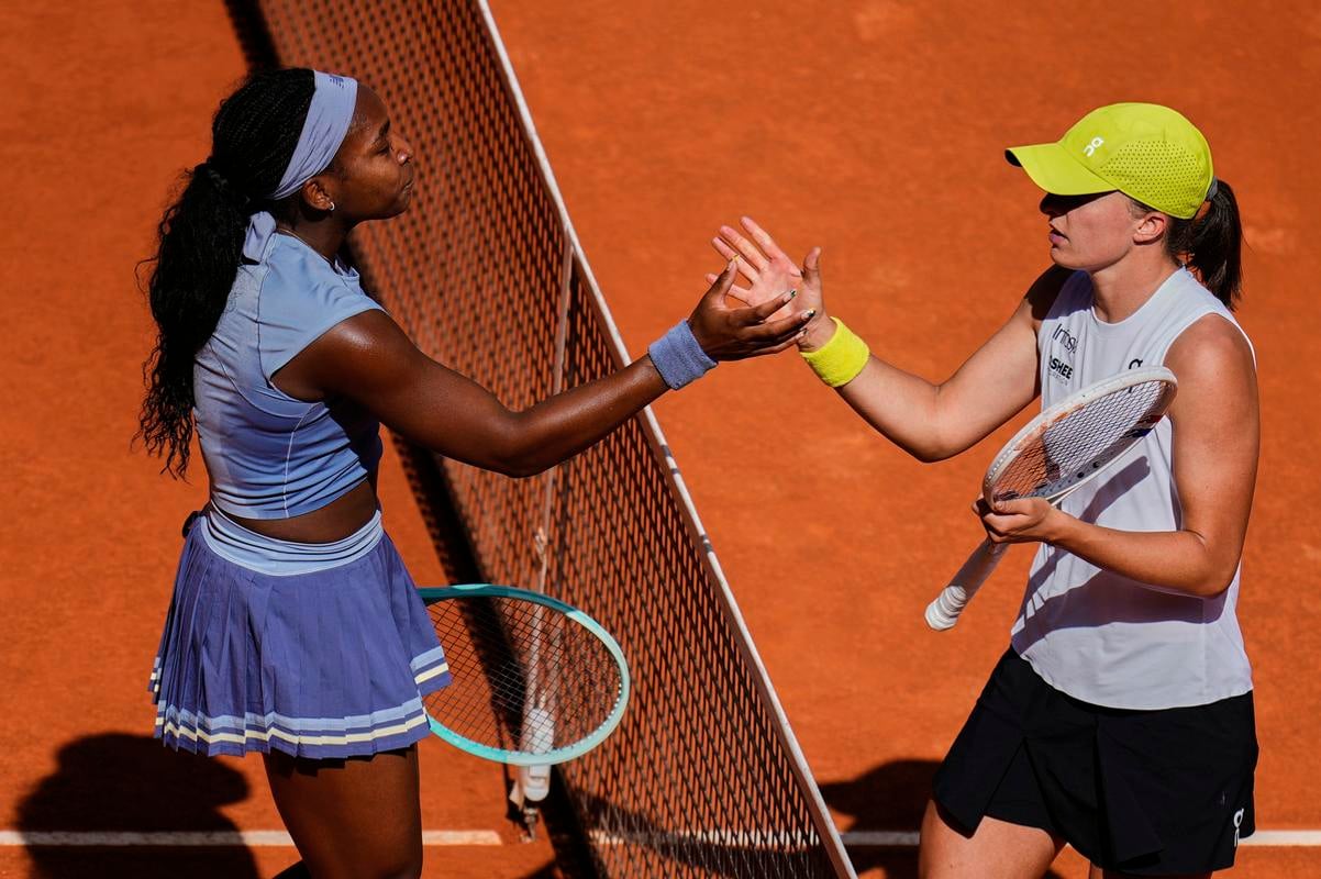 Americká tenistka Coco Gauffová (vľavo) si podáva ruku s Poľkou Igou Swiatekovou po víťazstve v semifinále tenisového turnaja WTA 1000 v Madride 1. mája 2025.