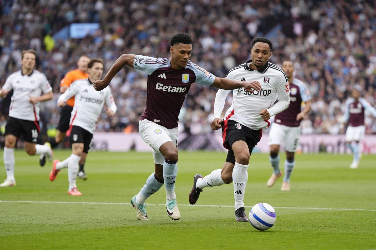 Hráč Aston Villy Ollie Watkins (uprostred) a hráč Fulhamu Kenny Tete bojujú o loptu vo futbalovom zápase anglickej Premier League medzi Aston Villou a Fulhamom vo Villa Parku v Birminghame v sobotu 3. mája 2025.