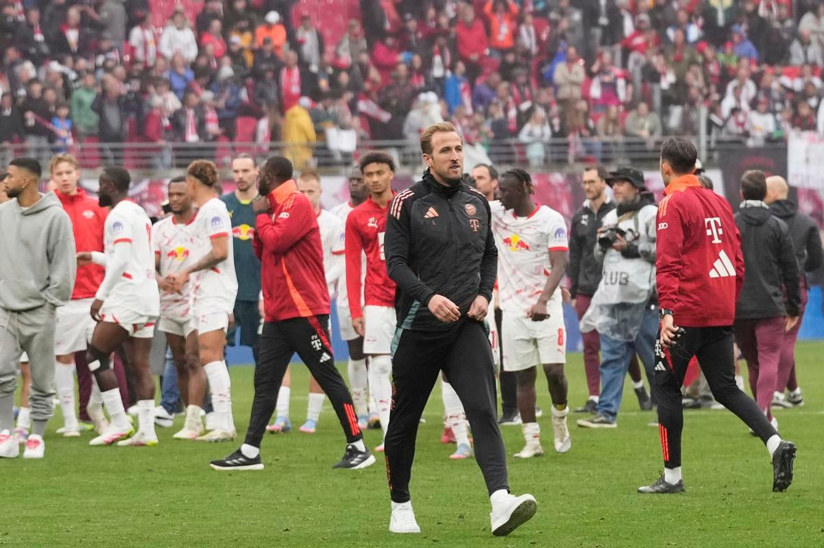 Futbalista Bayernu Mníchov Harry Kane prichádza na ihrisko po prehre v zápase 32. kola nemeckej Bundesligy RB Lipsko - Bayern Mníchov v Lipsku. FOTO TASR/AP