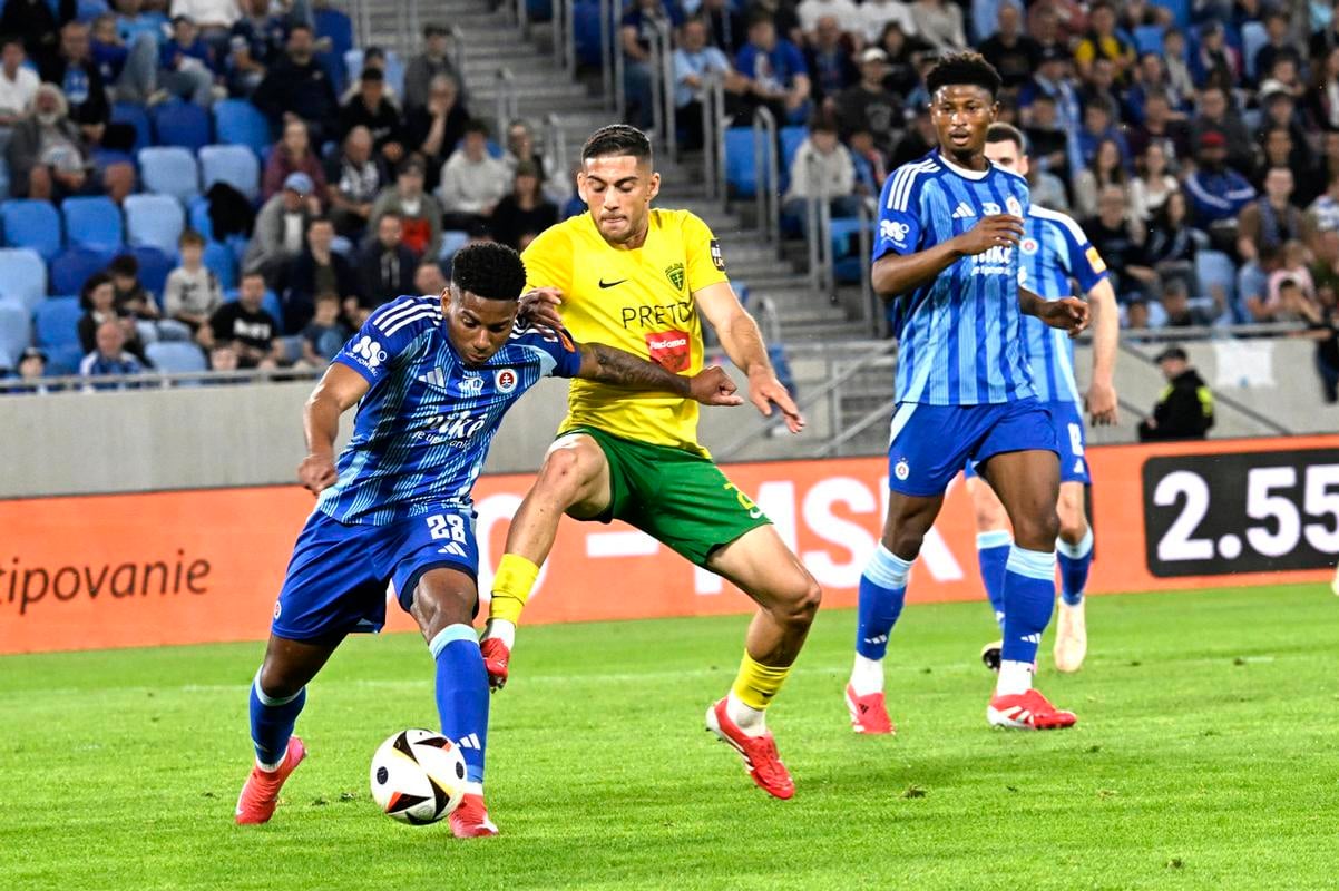 Na snímke zľava Cesar Blackman (Slovan) a Krisztián Bari (Žilina) bojujú o loptu. Slovan v Žiline remizoval 3:3: