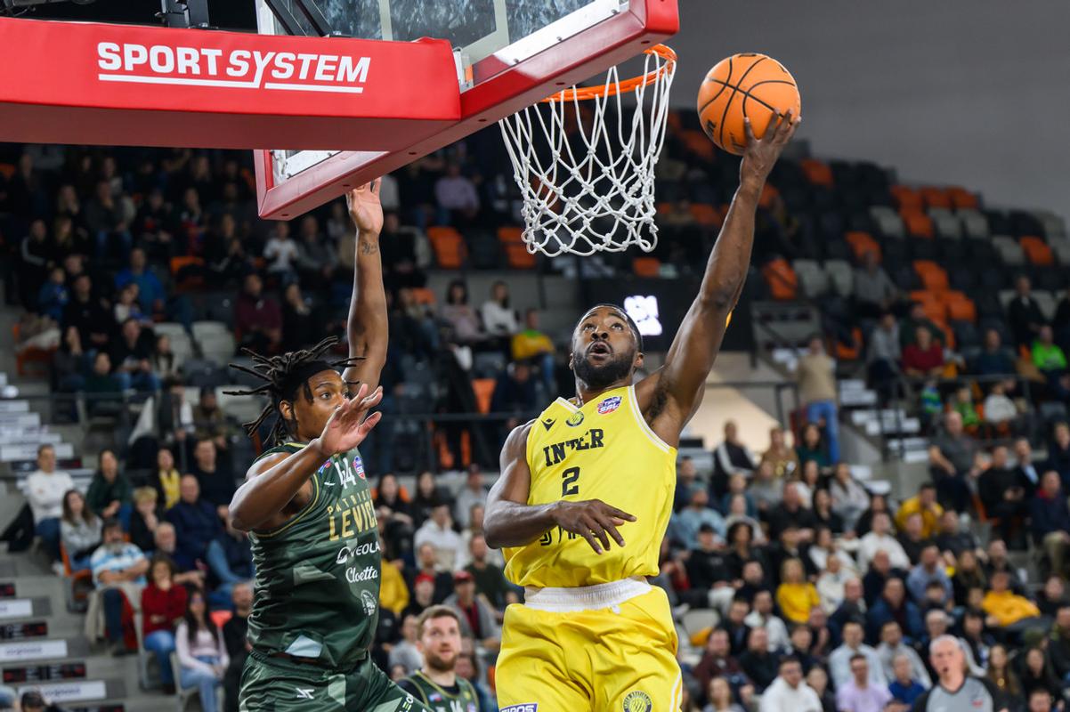 Na snímke zľava Karl Wiliam Gamble JR (Patrioti) a Dontay Latrai Caruthers (Inter).
