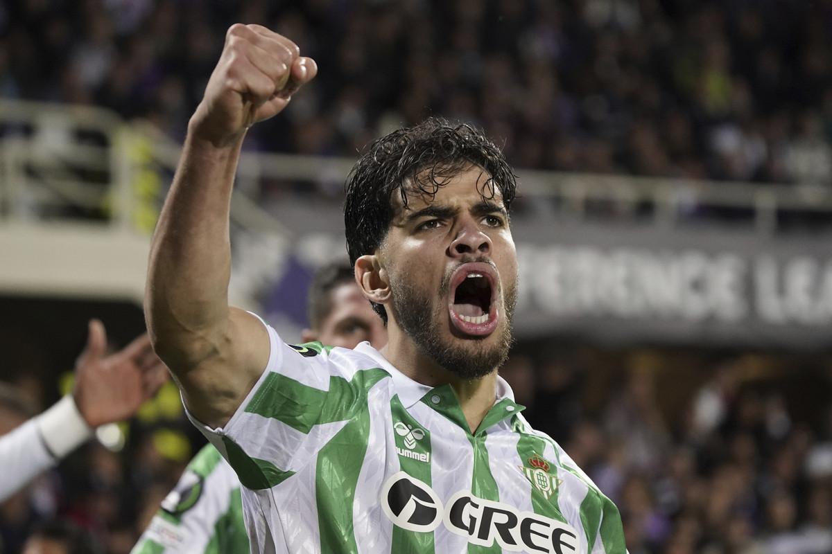 Abde Ezzalzuoli z Betisu Sevilla sa teší z gólu, ktorý zabezpečil Seville postup do finále.