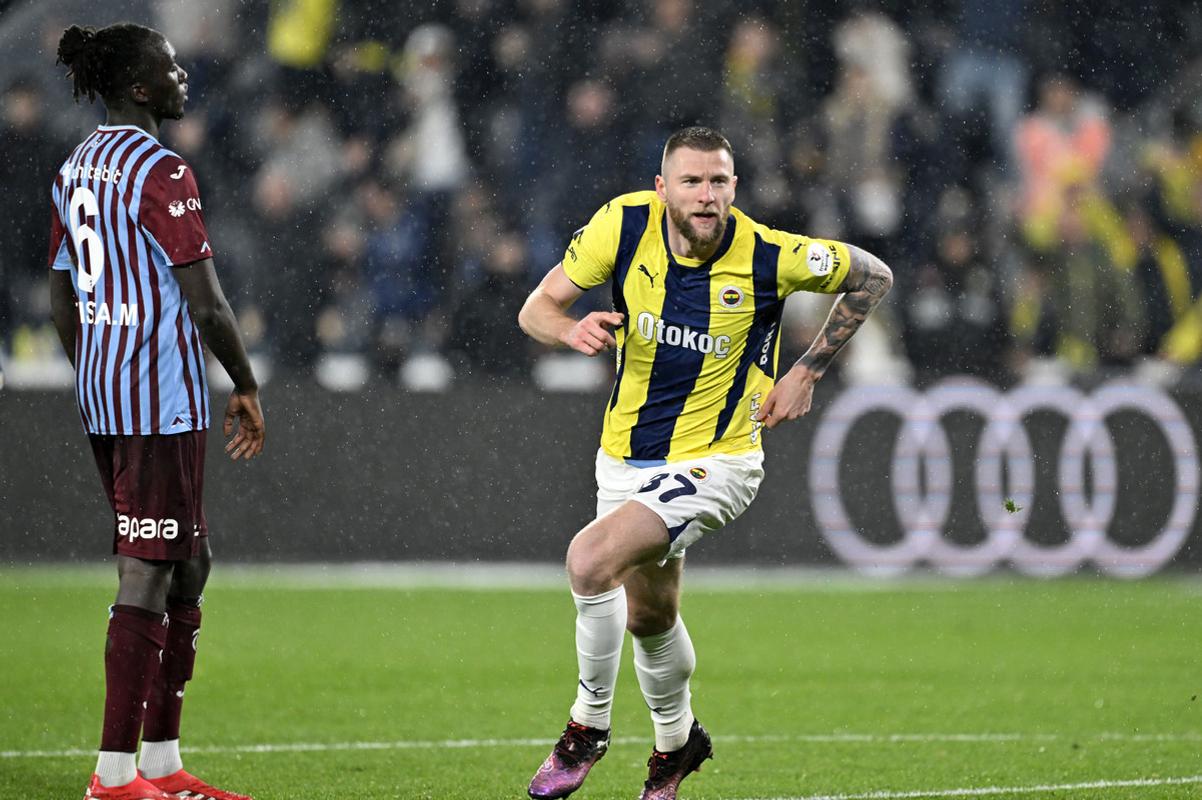 Milan Škriniar (vpravo) v drese Fenerbahce Istanbul.