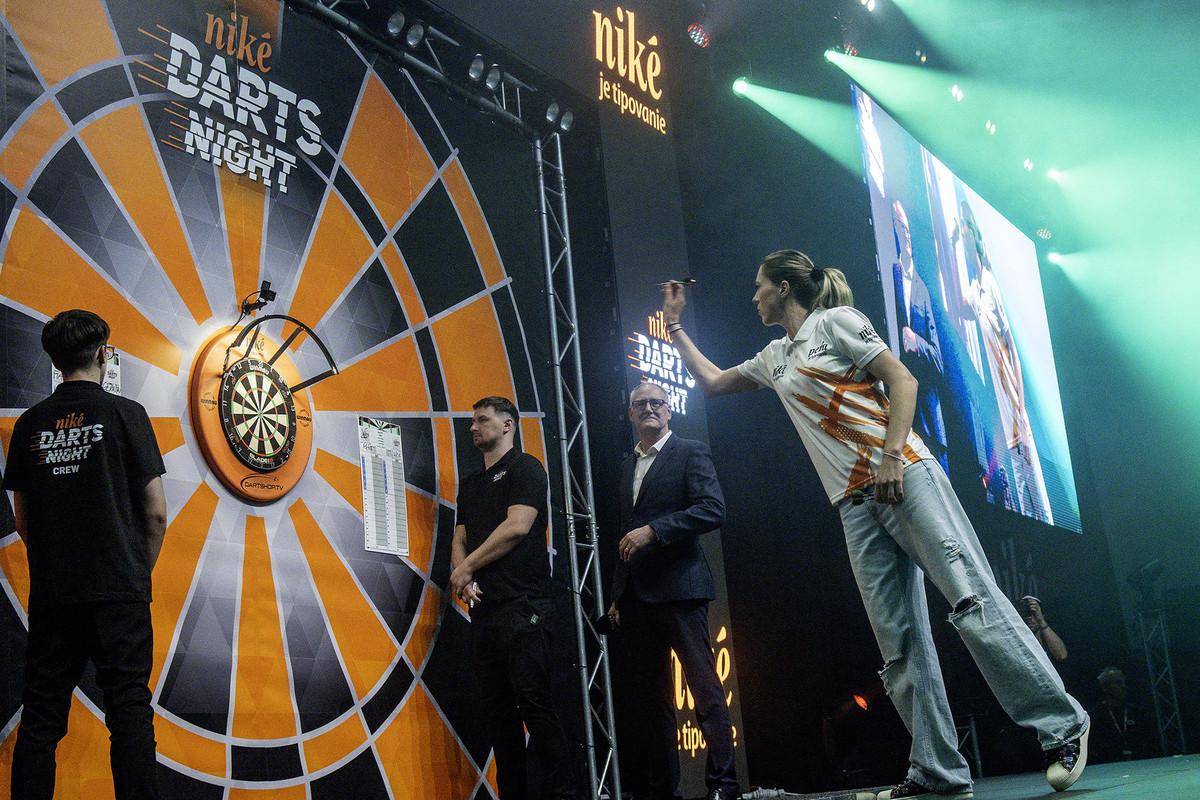 Lyžiarka Petra Vlhová sa sústredí na hod počas Niké Darts Night 2025