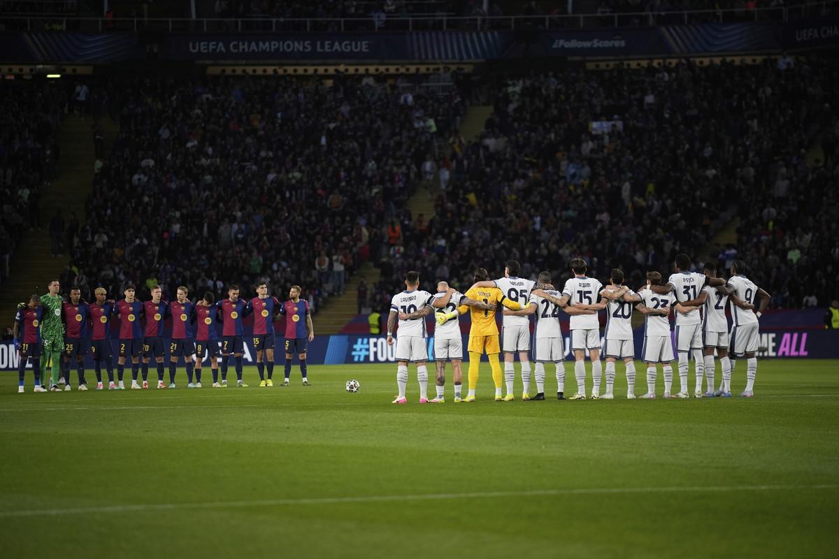 Hráči FC Barcelona a Inter Miláno pred začiatkom semifinále Ligy majstrov. AP Photo/Emilio Morenatti.