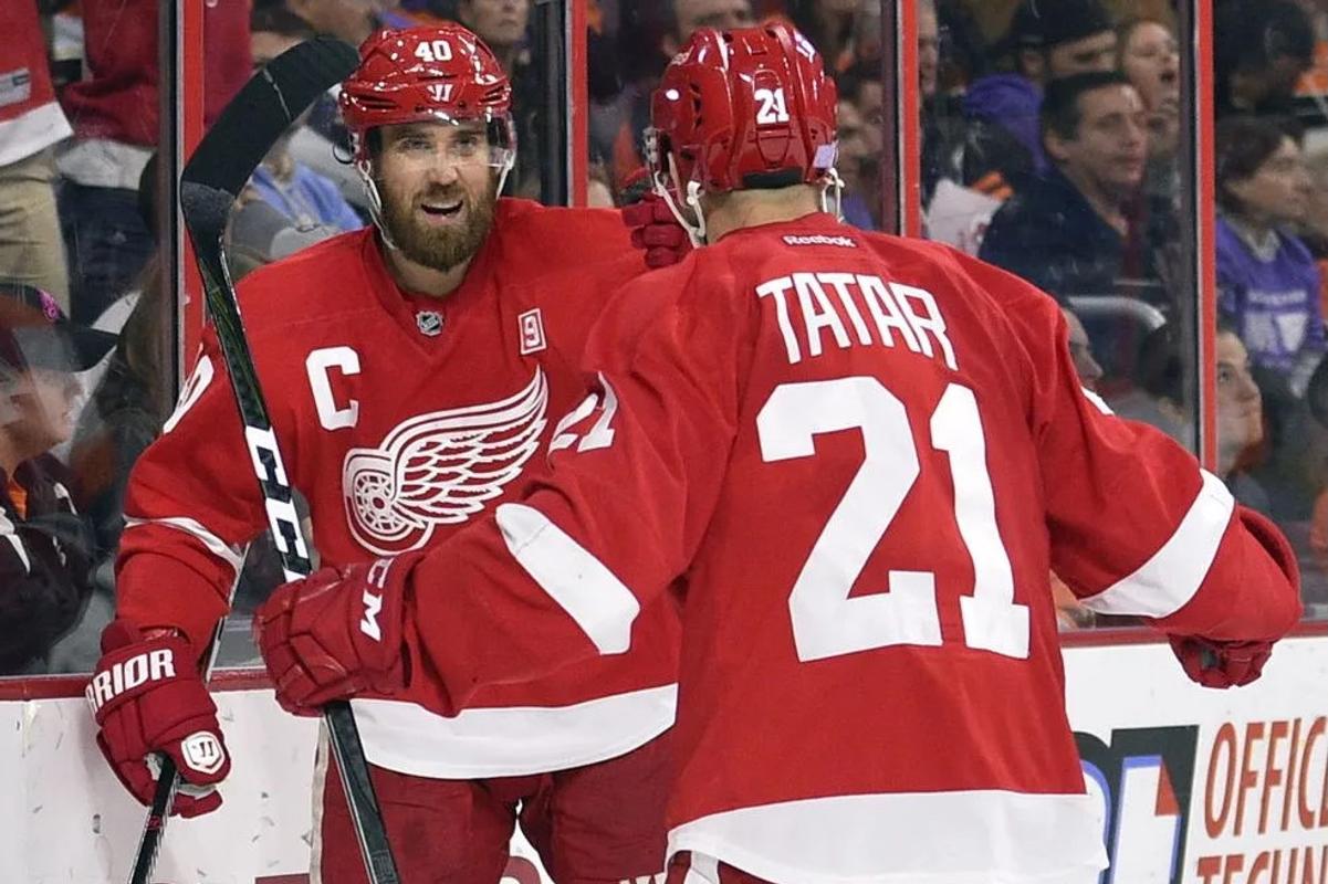 Henrik Zetterberg s Tomášom Tatarom v drese Detroitu Red Wings.