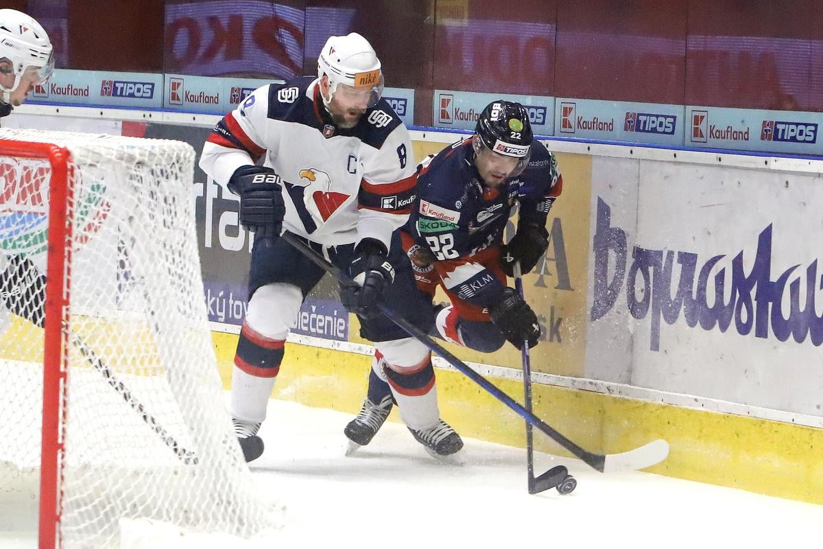 Na snímke zľava David Senčák (Zvolen) a Jakub Minárik (Bratislava) počas kvalifikácie o postup do play off Tipos extraligy.