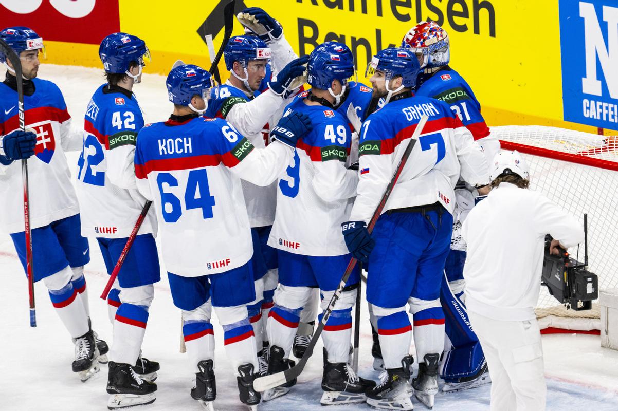 Na snímke víťazná radosť slovenských hokejistov po zápase základnej A-skupiny Slovensko - Francúzsko na 88. majstrovstvách sveta v ľadovom hokeji vo švédskom Štokholme 14. mája 2025.