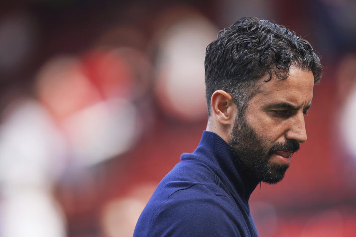 Tréner Manchestru United Ruben Amorim odchádza z ihriska po zápase anglcikej Premier League.