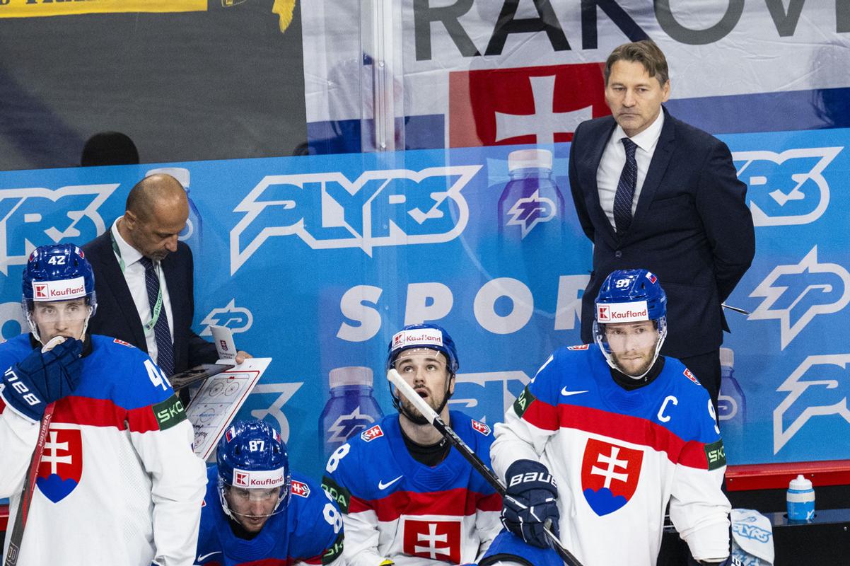 Téner slovenskej hokejovej reprezentácie Vladimír Országh a vľavo asistent trénera Ján Pardavý spolu s hráčmi počas zápasu základnej A-skupiny Slovensko - Francúzsko na 88. MS v Štokholme.