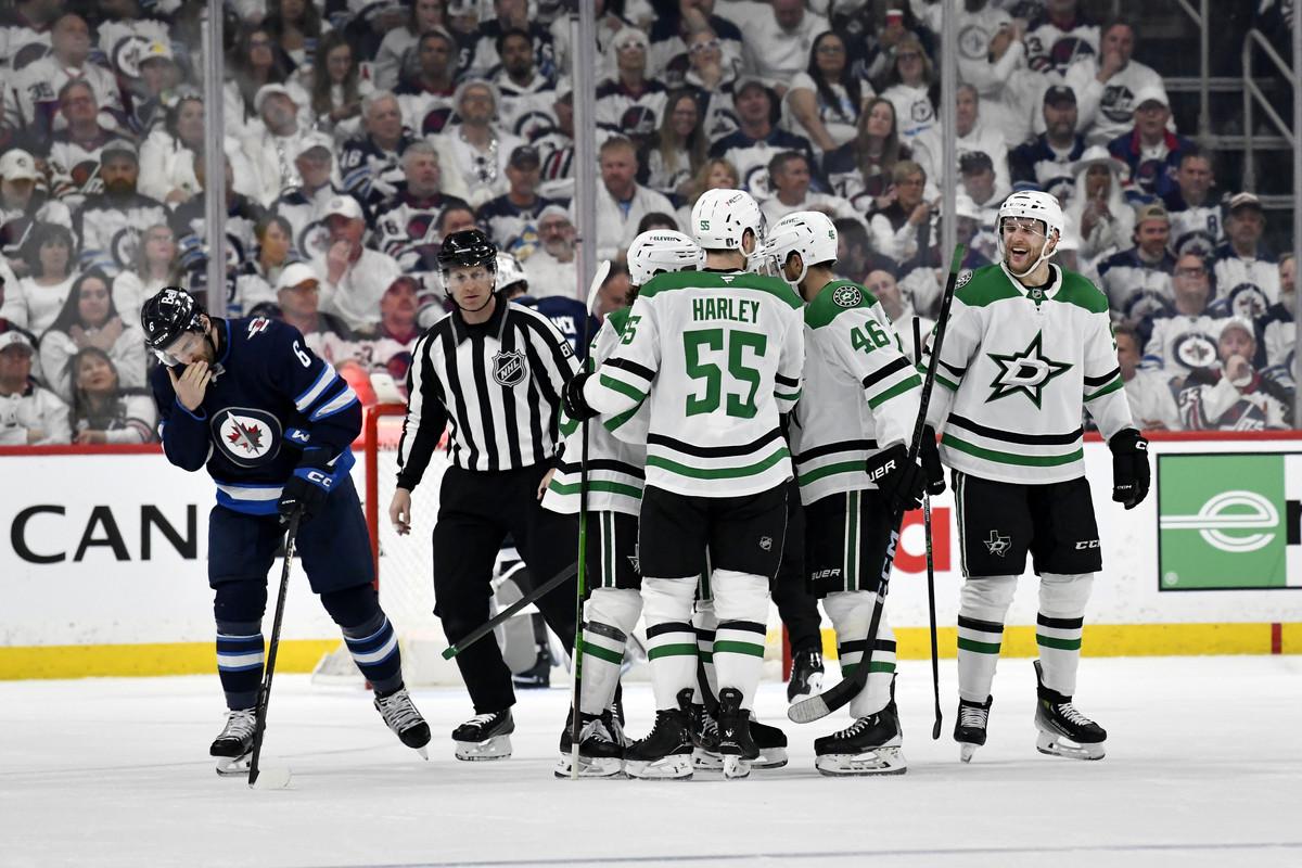 Hráč Dallasu Stars Mikko Rantanen (vpravo) oslavuje so spoluhráčmi.