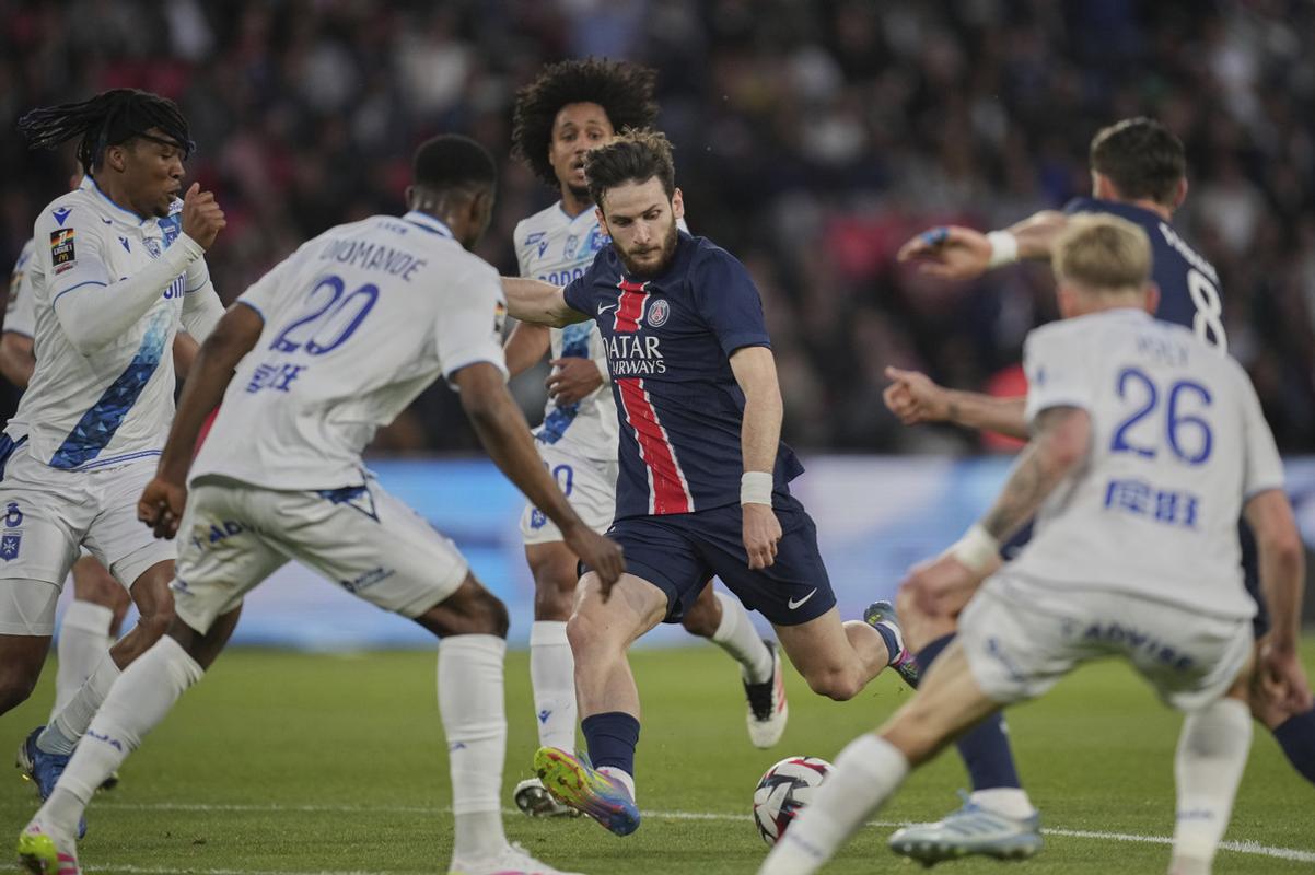 Hráč PSG Chviča Kvaracchelija (uprostred) počas zápasu záverečného 34. kola francúzskej Ligue 1 Paríž St. Germain - AJ Auxerre v Paríži.
