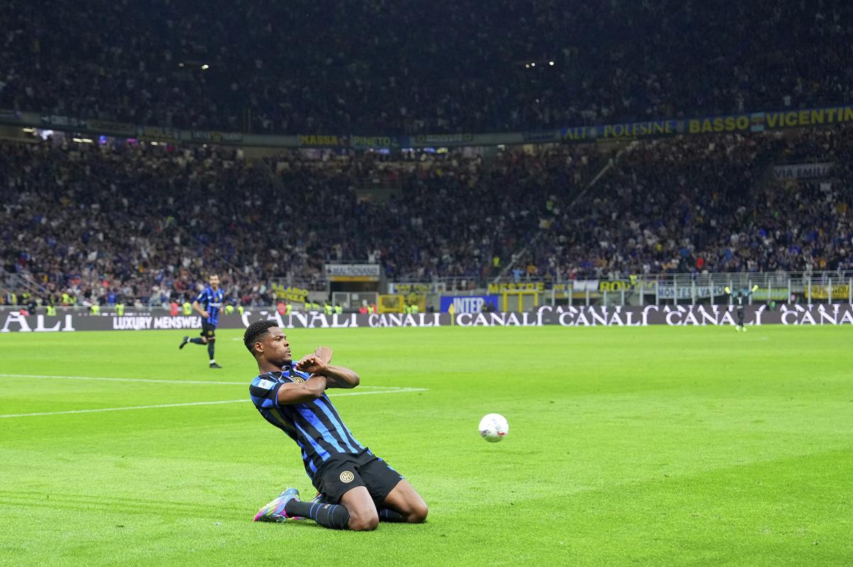 Hráč Interu Miláno Denzel Dumfries oslavuje gól v sieti Lazia. Zo stretnutia 37. kola Serie A  Inter Miláno - Lazio Rím 2:2.