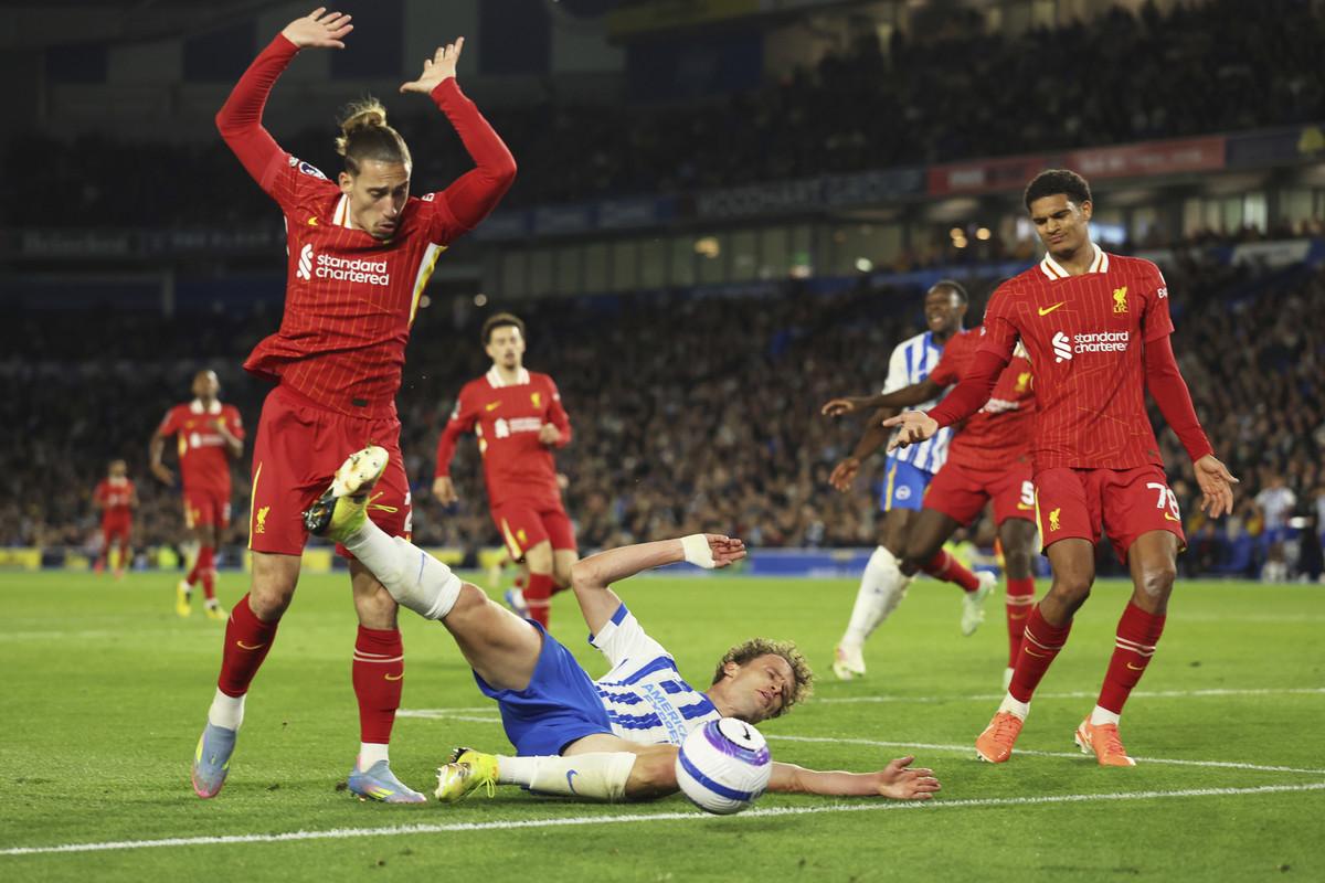 Mats Wieffer podá po súboji s hráčom Liverpoolu Kostas Tsimikasom. Zo zápasu 37. kola anglickej Premier League Brighton - Liverpool 3.2.