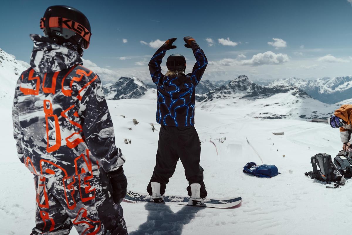 Slovenskí a českí reprezentanti sa pripravujú v snowparku na ľadovci Mölltaler v Rakúsku.
