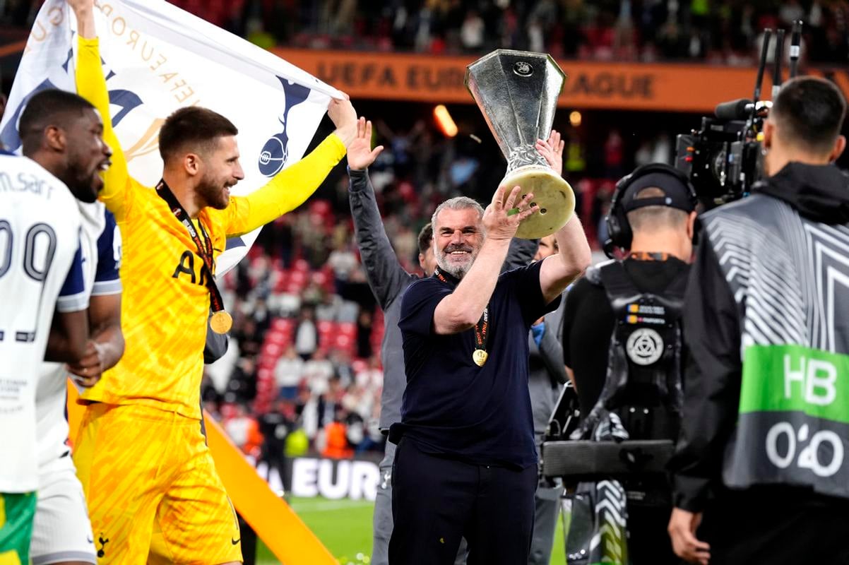 Tréner Tottenhamu Hotspur Ange Postecoglou s trofejou za triumf v Európskej lige.