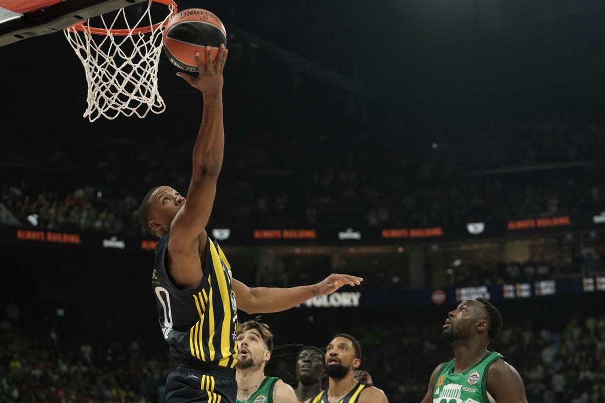 Devon Hall posunul Fenerbahce do finále 18 bodmi. V boji o celkové prvenstvo potom pridal 13 bodov.