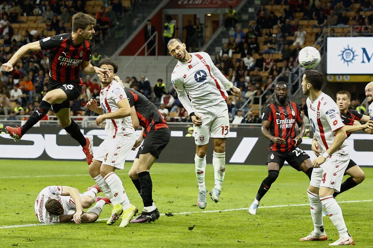 Hráč AC Milána Matteo Gabbia strieľa gól v záverečnom 38. kole talianskej Serie A AC Miláno - AC Monza.