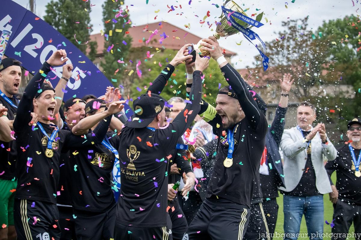 Radosť hráčov Slávie TU z triumfu v tretej lige východ.