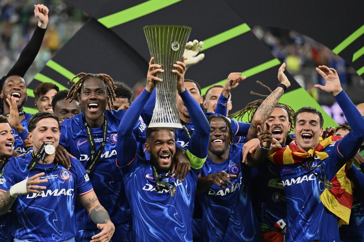 Chelsea s trofejou pre víťaza Konferenčnej ligy.