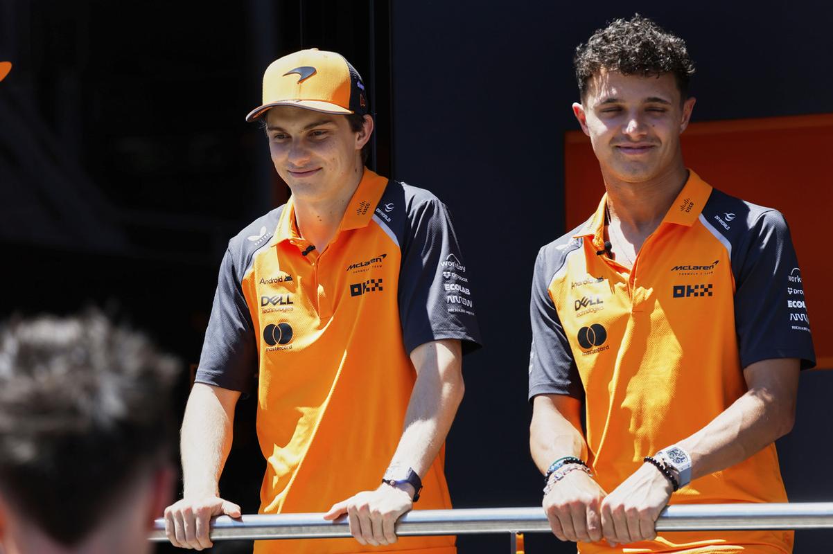 Oscar Piastri a Lando Norris pred fotografmi na Veľkej cene Španielska. AP Photo/Joan Monfort