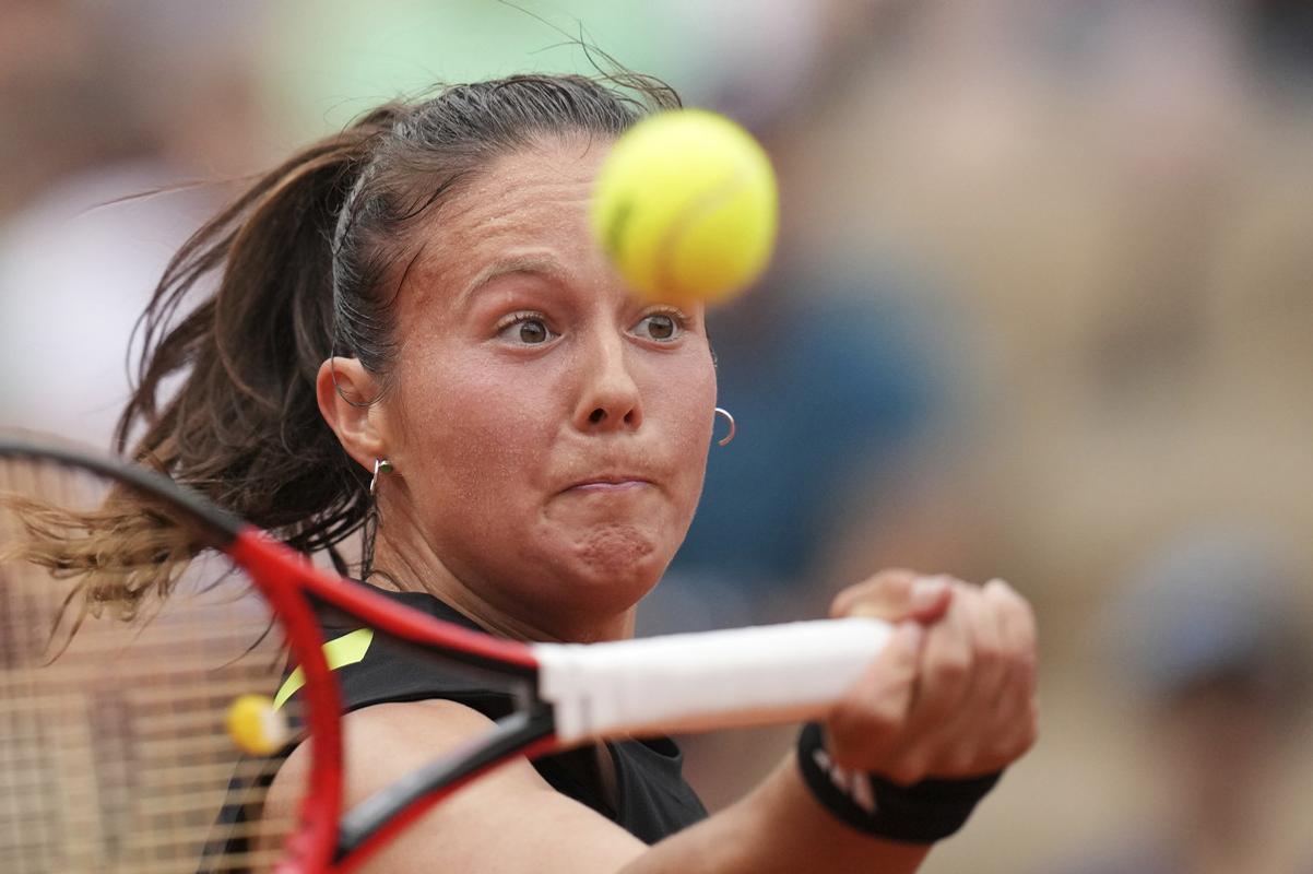 Austrálska tenistka Daria Kasatkinová odvracia úder Španielky Pauly Badosovej v zápase 3. kola ženskej dvojhry na grandslamovom turnaji Roland Garros.