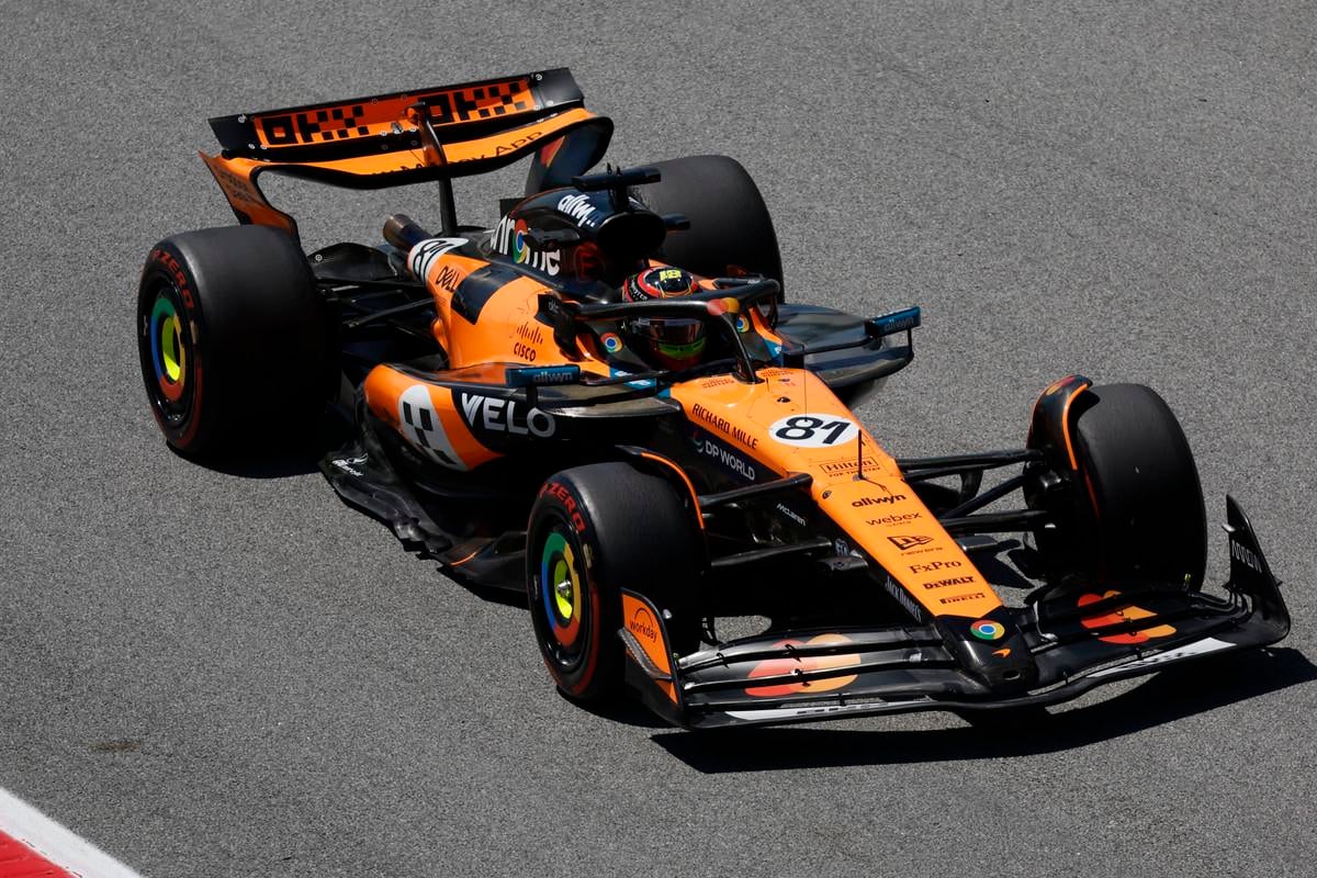 JAustrálsky jazdec F1 Oscar Piastri na McLarene počas prvého voľného tréningu na nedeľňajšiu Veľkú cenu Španielska formuly 1.