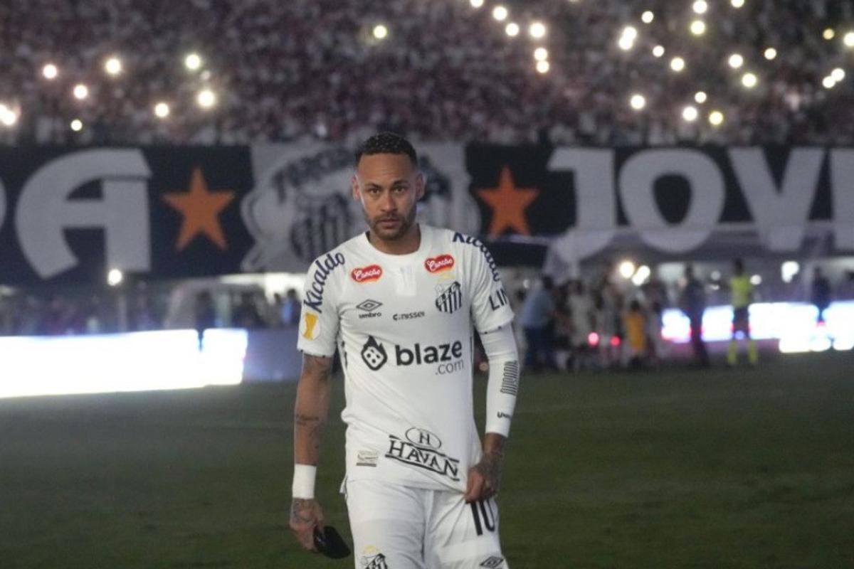 Neymar v drese Santosu.