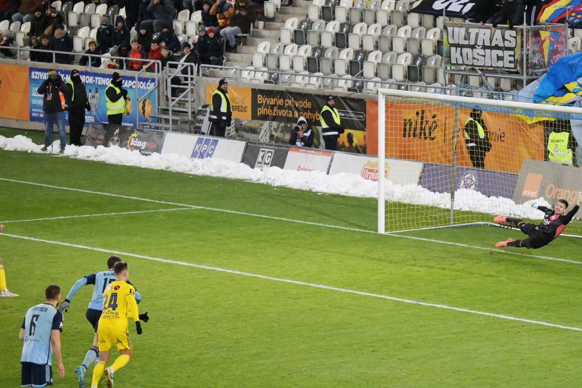 Vľavo v žltom Žan Medved (FC Košice)  strieľa gól z pokutového kopu.