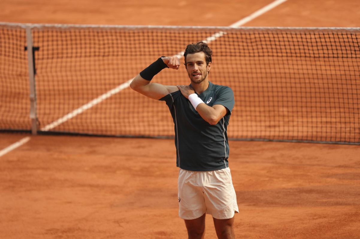 Taliansky tenista Lorenzo Musetti sa raduje z víťazstva nad Američanom Francesom Tiafoem vo štvrťfinále mužskej dvojhry na grandslamovom turnaji Roland Garros v Paríži 2025