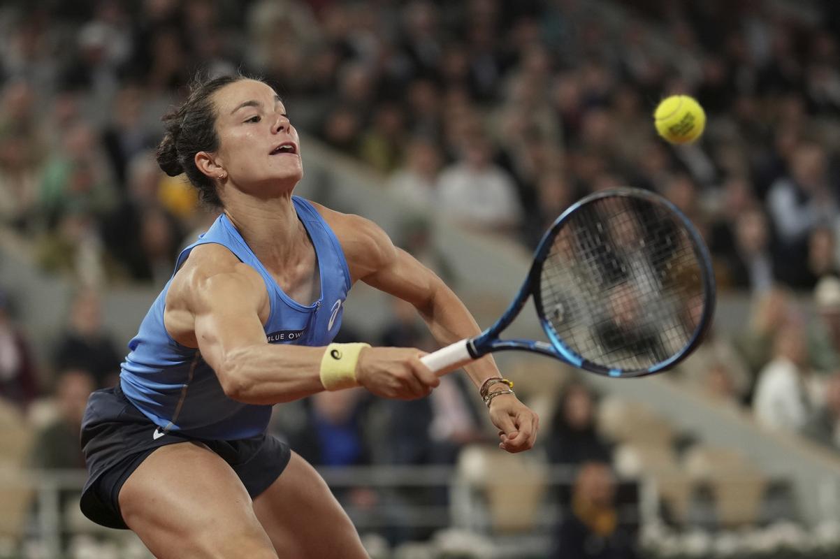 Francúzska tenistka Lois Boissonová odvracia úder Mirry Andrejevovej z Ruska počas štvrťfinále ženskej dvojhry na turnaji Roland Garros v Paríži.